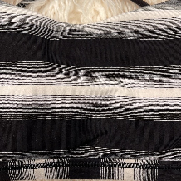 Like New LuLu Lemon Size 6 Sports Bra - Picture 6 of 6